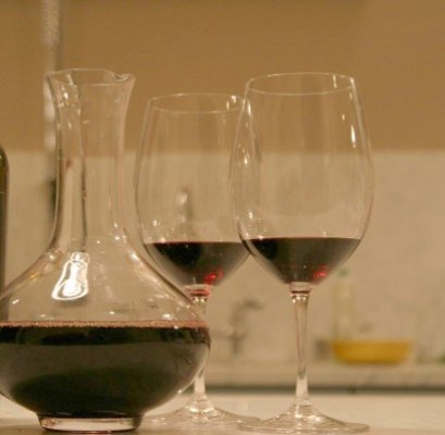 Indivizii care vindeau bombe chimice pe post de vin vor să iasă din arest